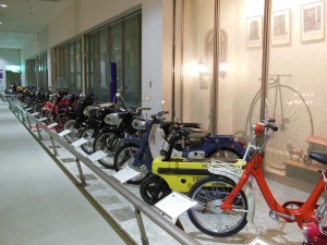 ミニカーやバイクの展示