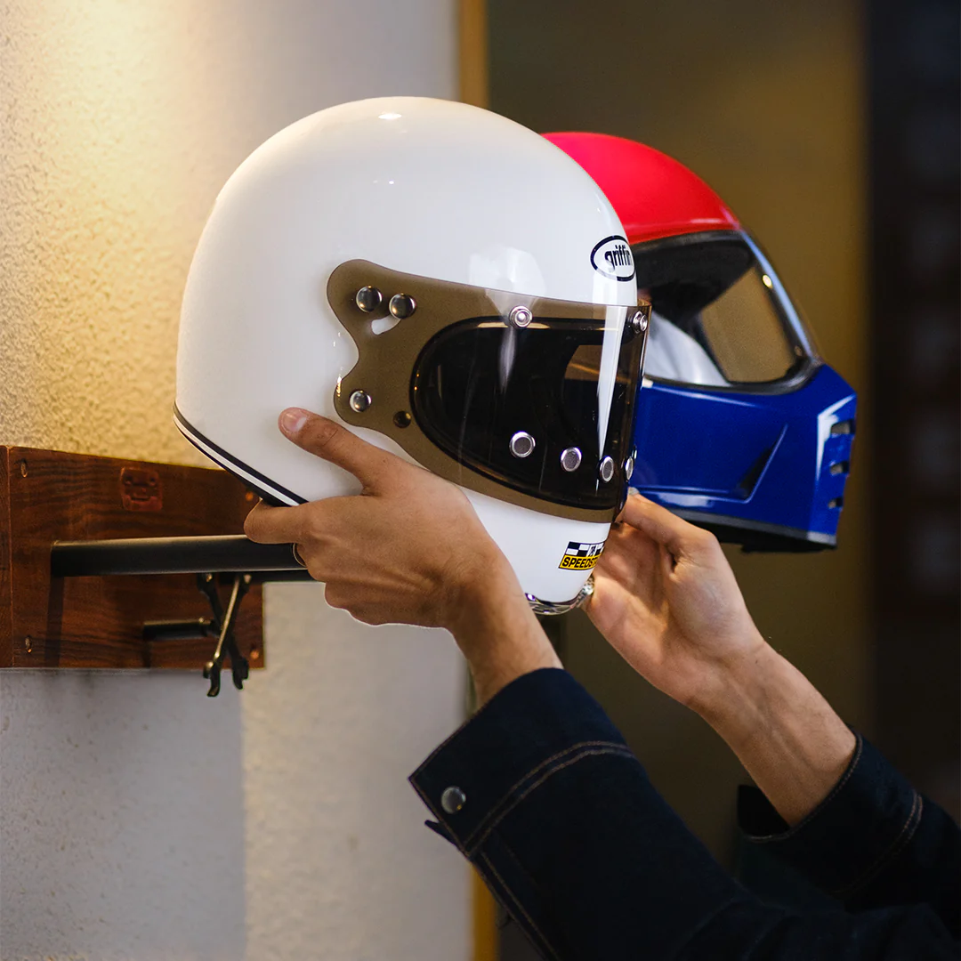 ヘルメットを2個展示できる例