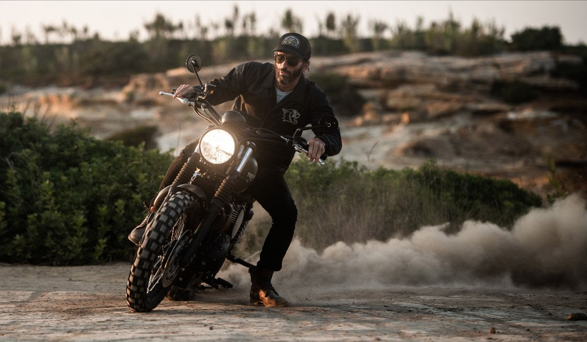 コーチジャケットモデル着用