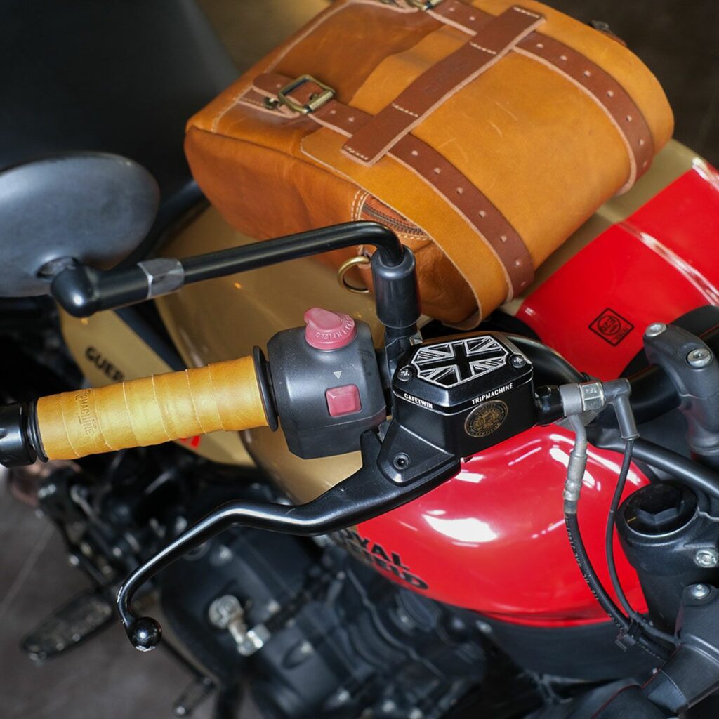 Trip Machine ブレーキオイル リザーバーキャップ for ヒマラヤン ＆ ゲリラ450 バイク取付イメージ