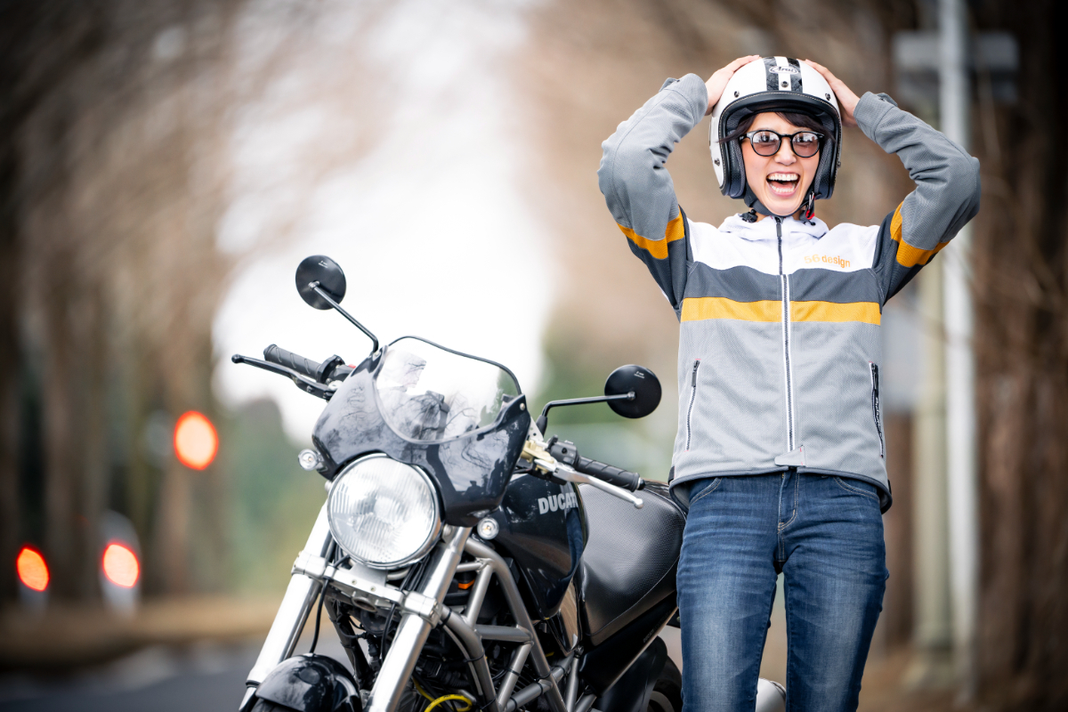 56design レトロ ボーダー メッシュ パーカー モデル画像