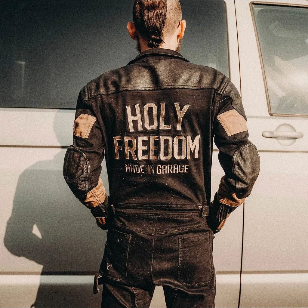 HOLYFREEDOM トゥットネロ起きた男性の後ろ姿