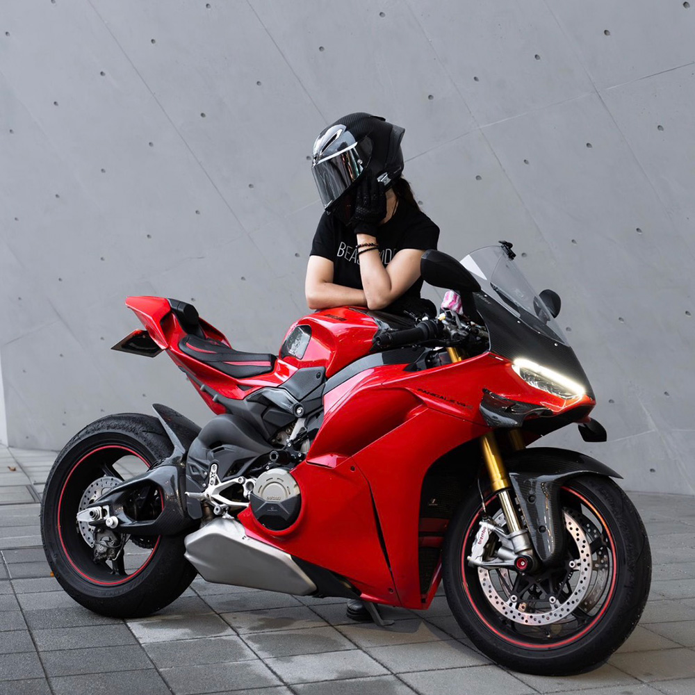 hime_redier バイクとライダーが写った写真