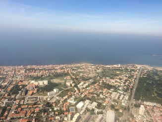 海岸のはるか向こうには南米大陸のブラジル