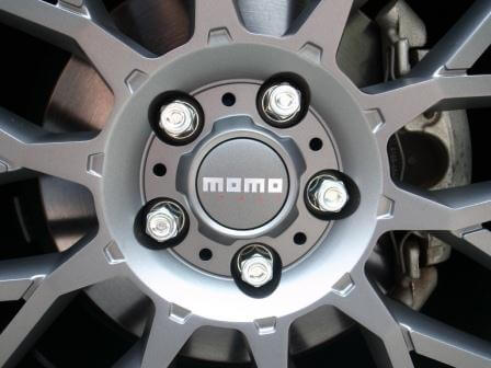momo-and-p-zero-01 MOMOロゴの下には小さく赤い字で「ITALY」。